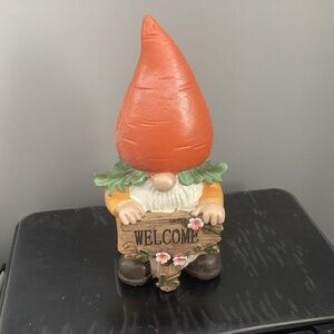 Gnome carrot with welcome
